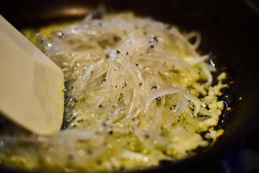 シラウオは、あらかじめ半生に加熱