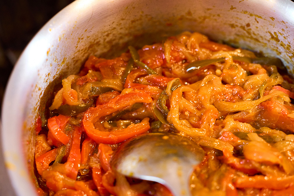 ピペラーダは、トマトやピーマン、ニンニクやタマネギを炒めて煮たバスクの家庭料理