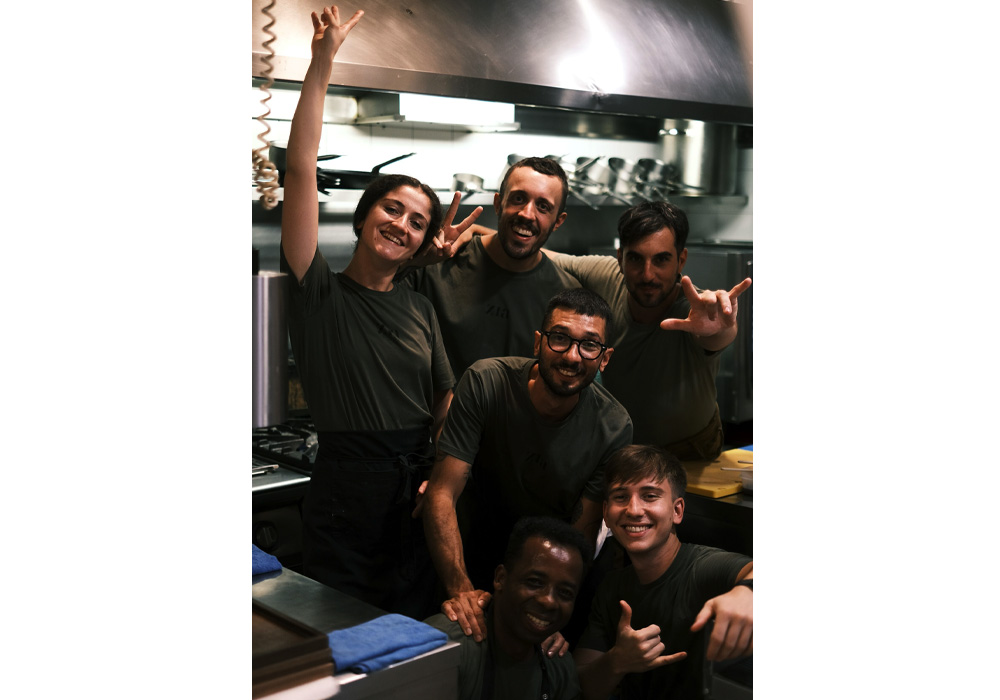 厨房で働くスタッフたち