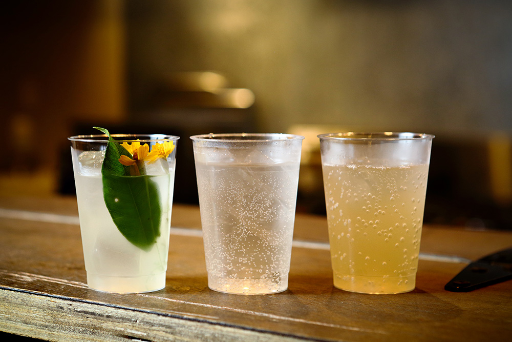 左から自家製ハーブが鮮烈に香る「サステナブル」、ジントニックの日本酒版とも呼ぶべき「ローカライジング」、手作りの炭酸水とライムジュースをトニックウォーターに置き換えた「課題解決」のカクテル３種。