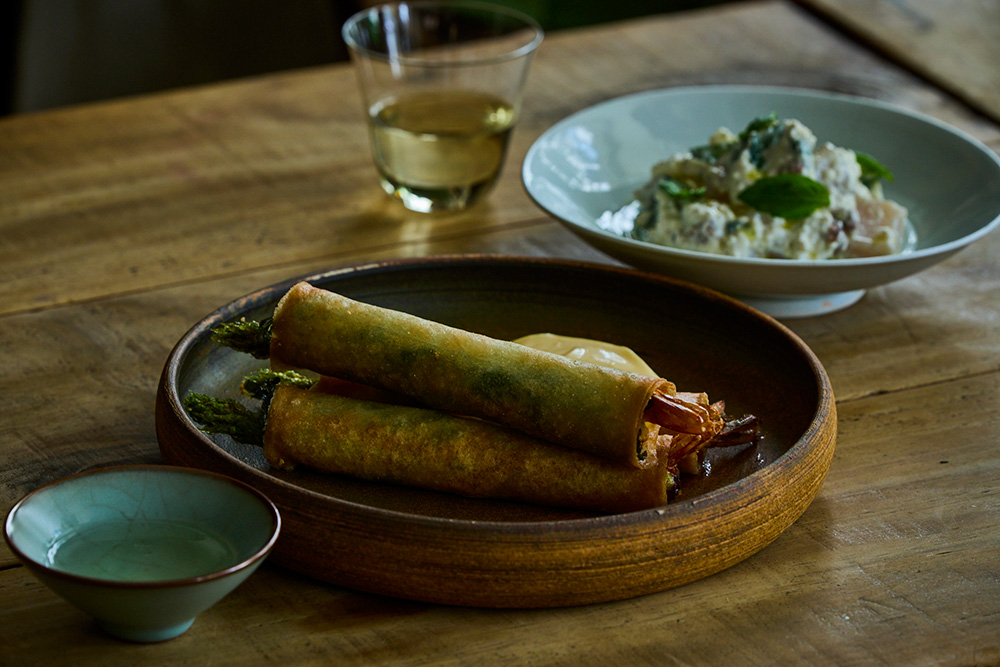 燗には、エビとグリーンアスパラガスの春巻にマヨネーズを添えて