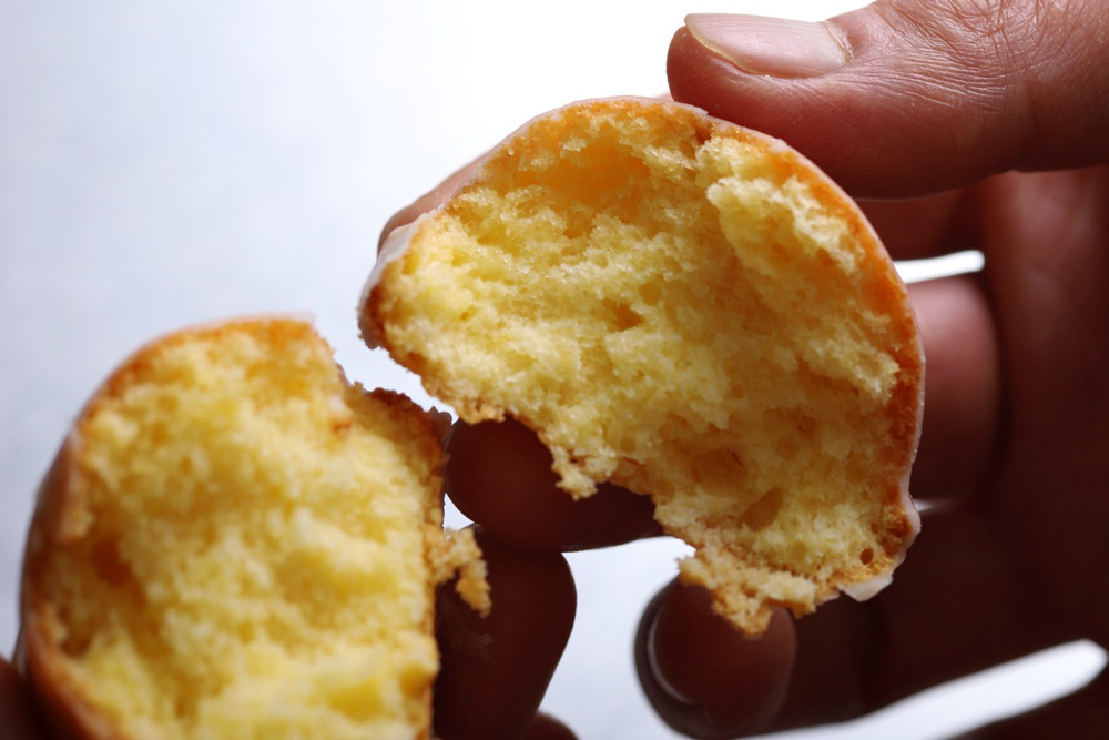 生地からはバターとレモンの香りが品よく漂う