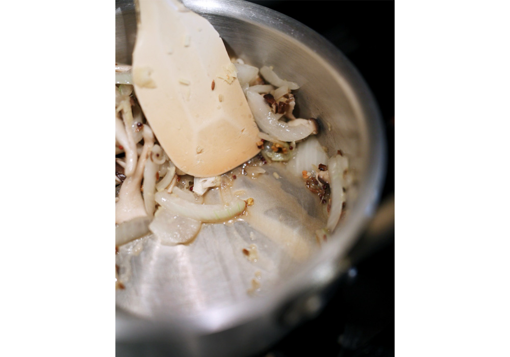 ３．スパイスは野菜と炒める