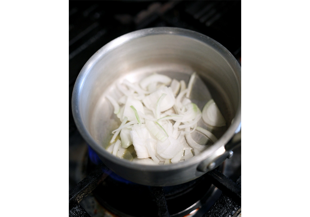 ［３］タマネギを炒める