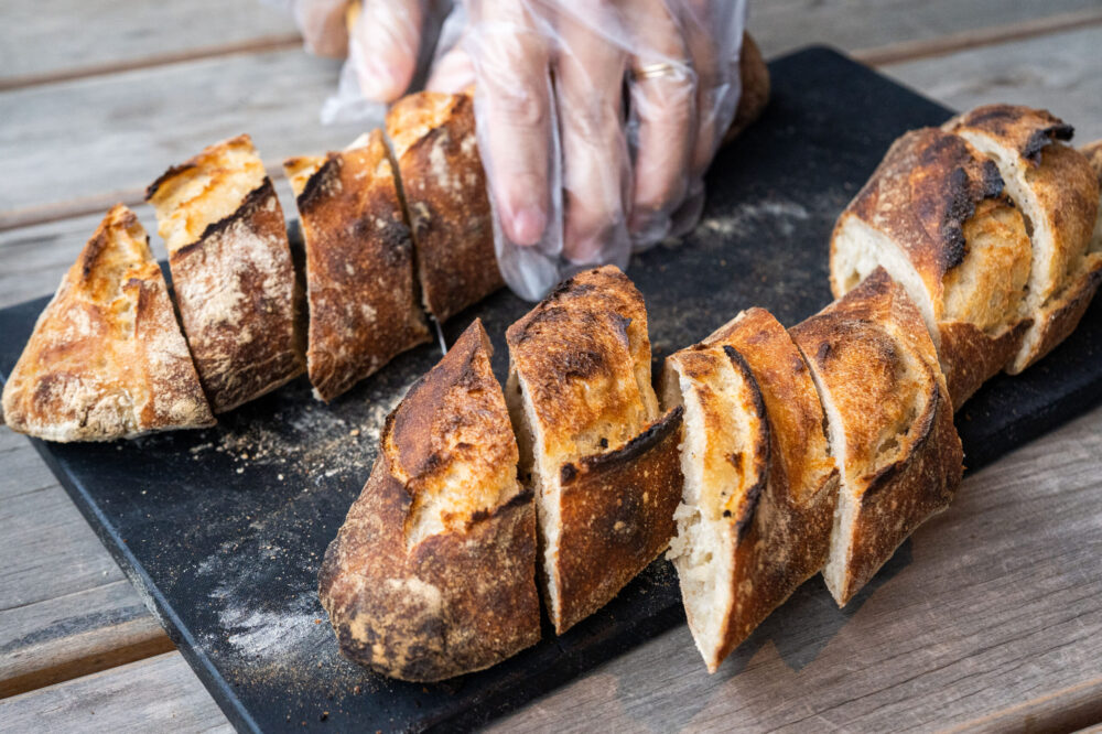 多くの職人は、南の在来系の小麦に製パン適性の高い硬質小麦を組み合わせる。「ベーカリー&レストラン沢村 旧軽井沢」森田良太シェフのバゲットクラシック。農林61号の「61 SIXTY-ONE」と三重県「ニシノカオリ」をブレンドして薪窯で焼く。ニシノカオリは、南の在来系をベースに育成されたパン用硬質小麦。