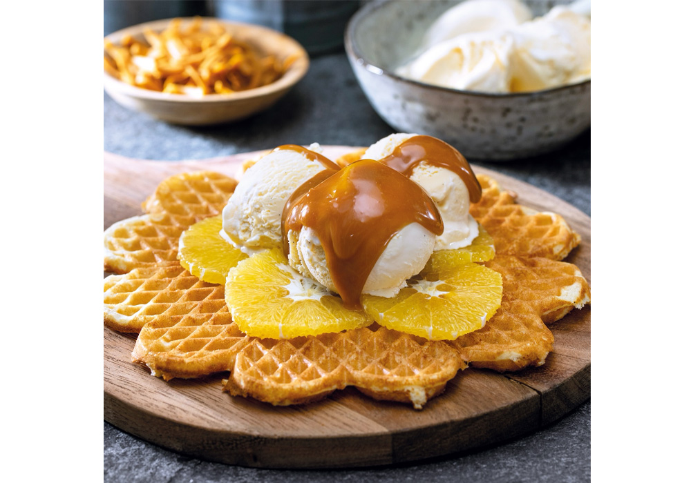 ブラウンチーズソースをアイスクリームにかけて