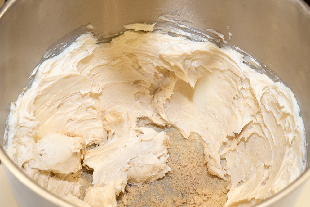 全体がふんわりとややホイップ状になるまで