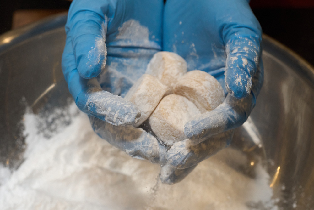 ［12］粉糖をかける（1回目）