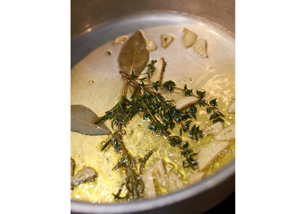 ［２］ハーブの香りを油に移す