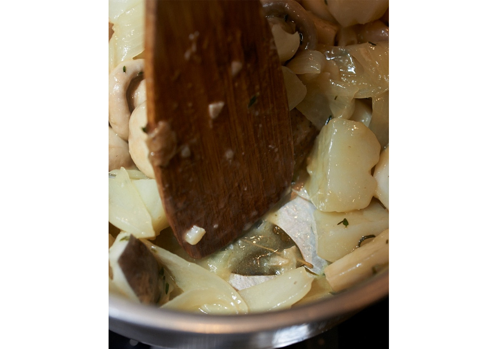 ［５］残りの根菜を加える