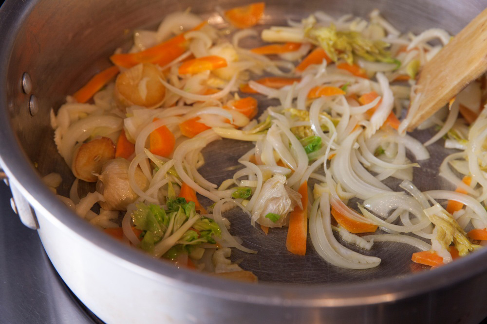 ［２］スープの香味野菜を炒める