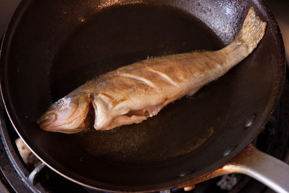 ［７］メインの魚を焼く