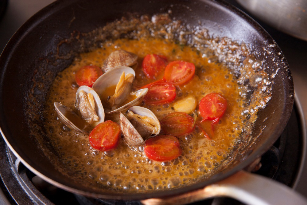 ［９］調味し、スープを煮詰める