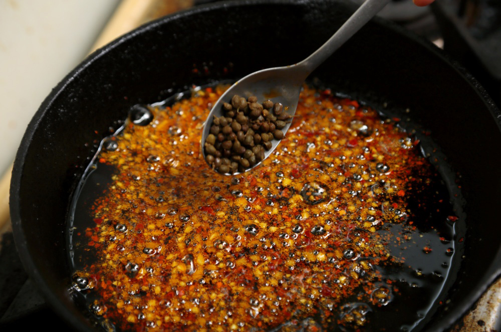 ［３］ゴマ油で炒め、香りよく
