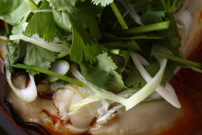 実山椒を利かせて香り高く「大粒牡蠣と豆腐の土鍋煮」