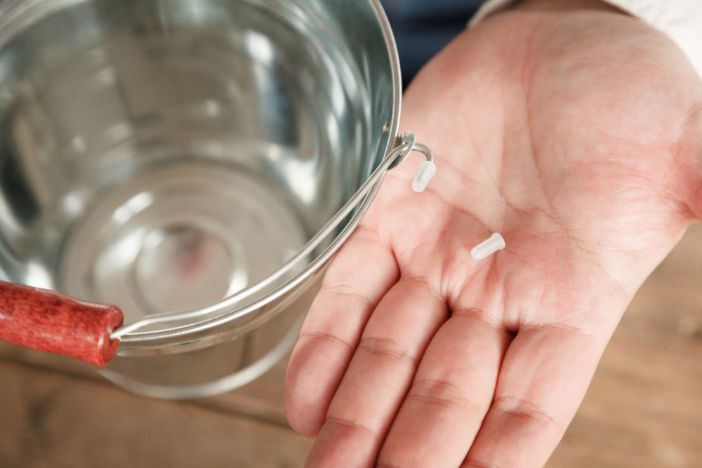 ［１］バケツの取っ手を外して取っておく。