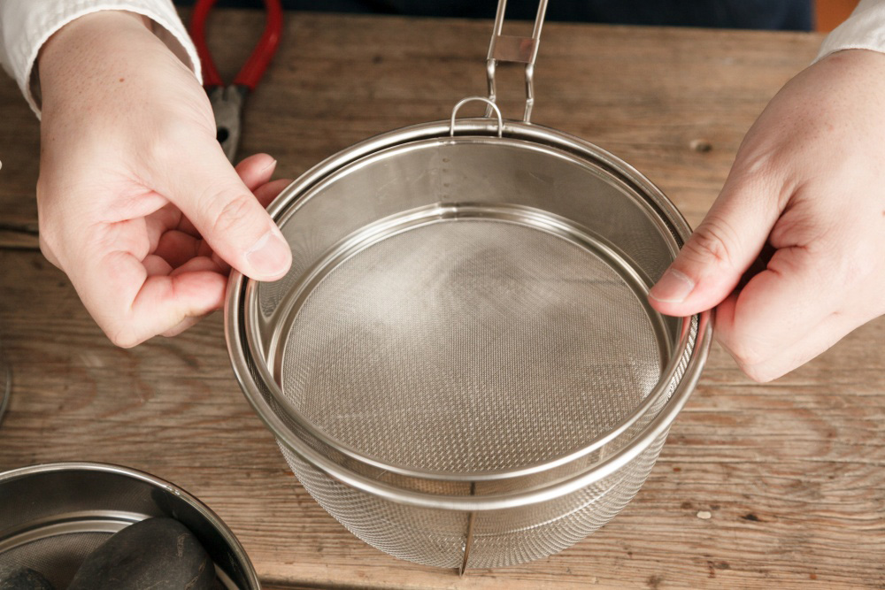 ［５］ザル網の中に裏漉し網をはめ込む。