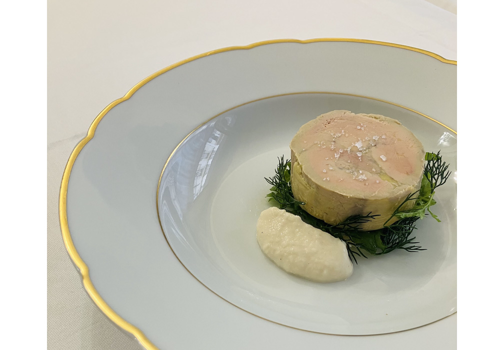 鴨のフォワグラの低温火入れ、カリフラワーのバニラ風味ピュレ ディルとセルフィーユ添え