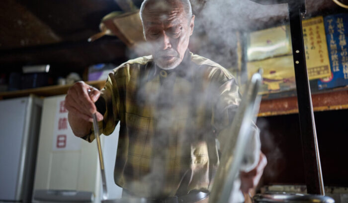 85歳。「お客とようだい（余計なこと）言うておるのが、元気の秘訣やろう」