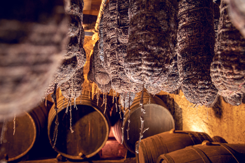 熟成されるサラミ