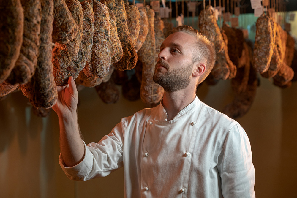 ルイジと熟成されるサラミ