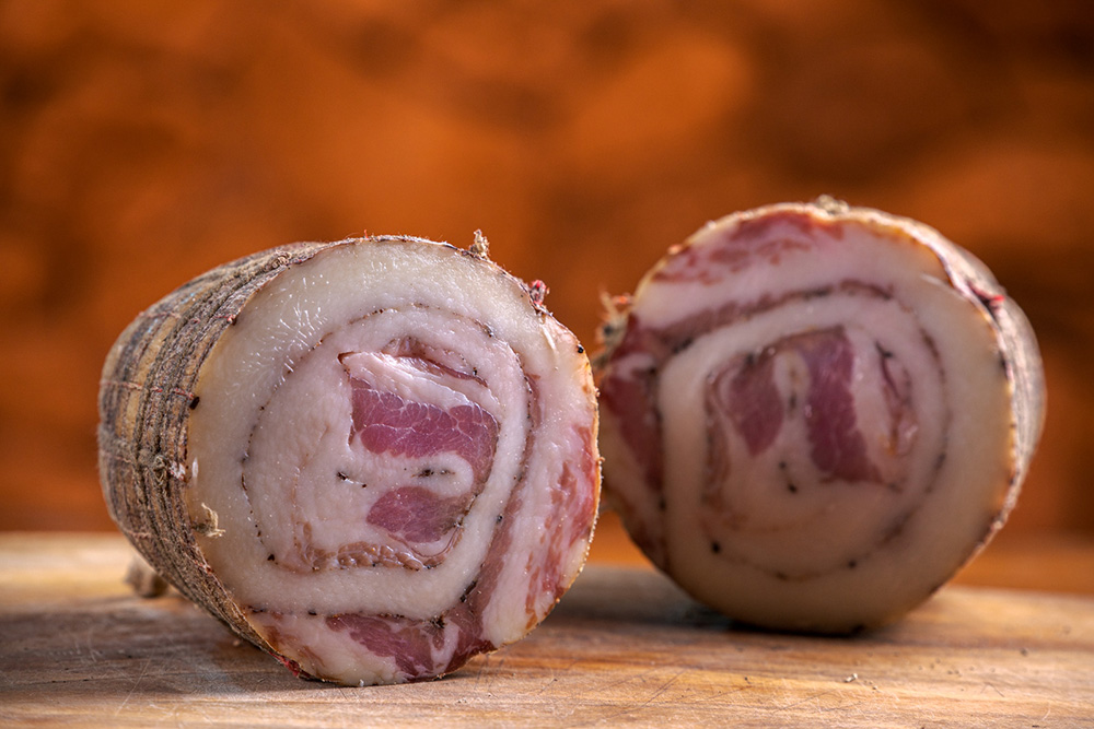 熟成されたサラミの断面