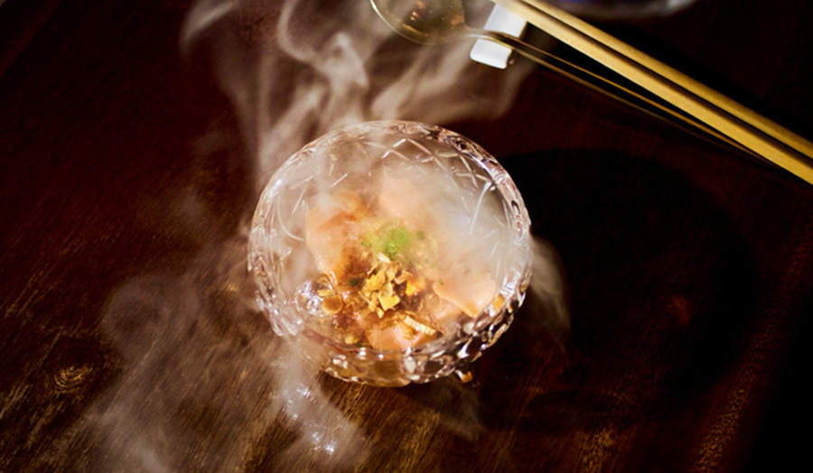 “手頃なおまかせ”で和食文化を根付かせる、米国人シェフの創作料理店