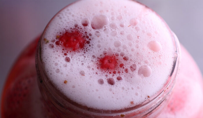 常温で１週間で完成！ ふんわり甘く香る「すり潰しイチゴの酵母」