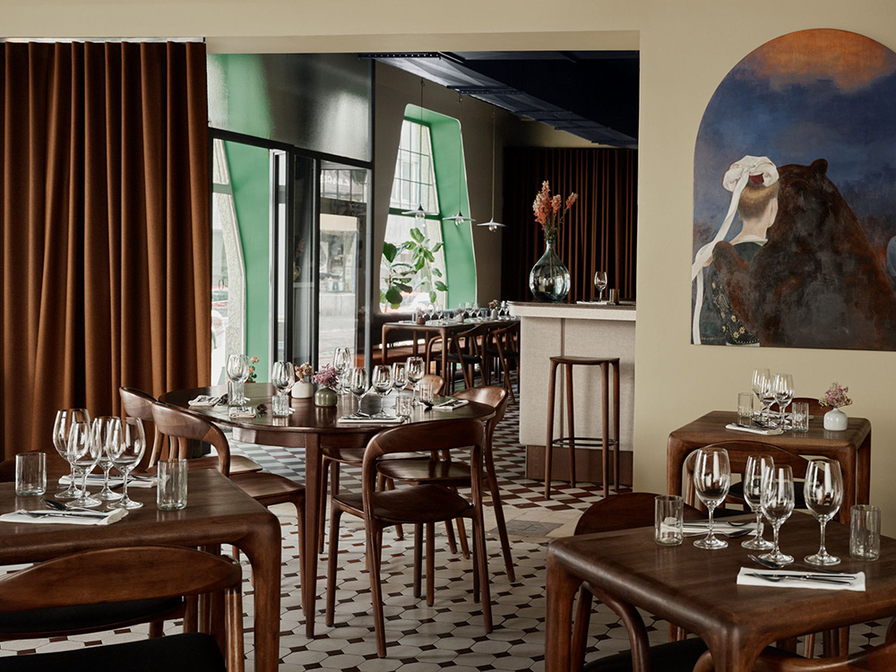 店内にはボスニア「Artisan」社製の高品質な木製家具が並ぶ