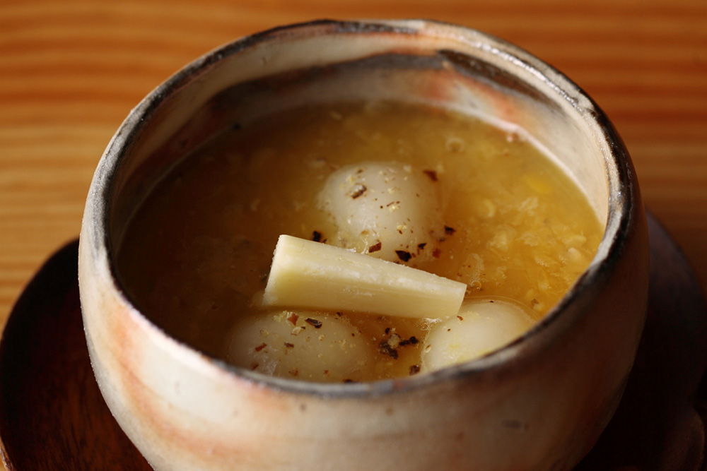 黒コショウとバターで仕上げる「レンズ豆のお汁粉」