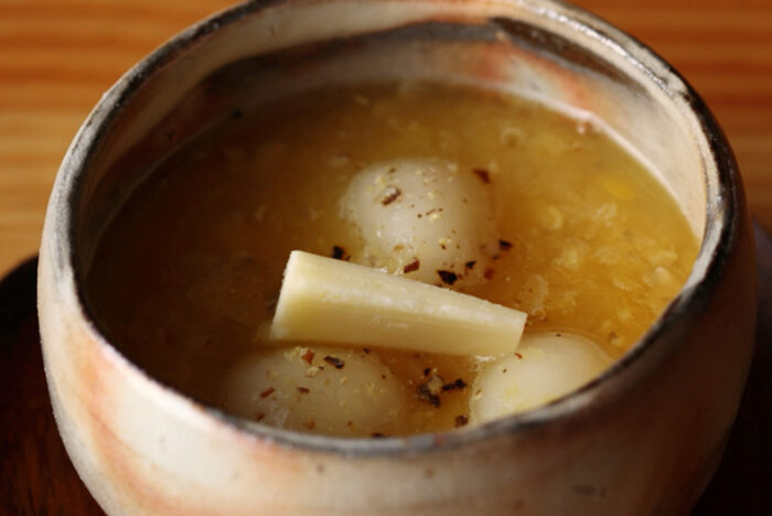 黒コショウとバターで仕上げる「レンズ豆のお汁粉」