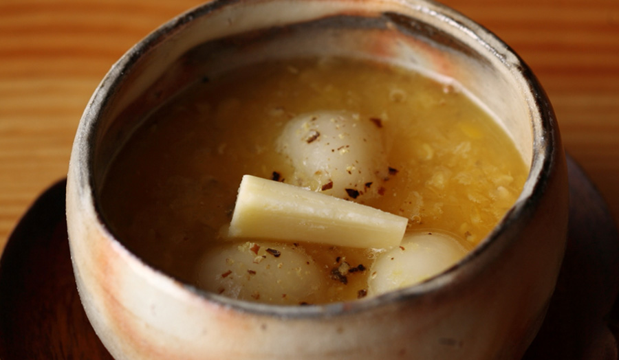 黒コショウとバターで仕上げる「レンズ豆のお汁粉」