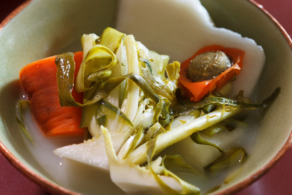 くず野菜が味わい豊かな食材に。つけ汁を育てて楽しむ「野菜の塩水漬け」