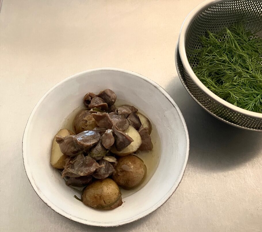 いつか、これとワインだけでいいと言った人がいるくらいの、肴にも軽く食事にもなるりんごが出始めた頃の食べ方は、パンとハムとチーズとりんご。なんだそんなことか、という程度の内容だから、組み合わせのさじ加減が重要になる。