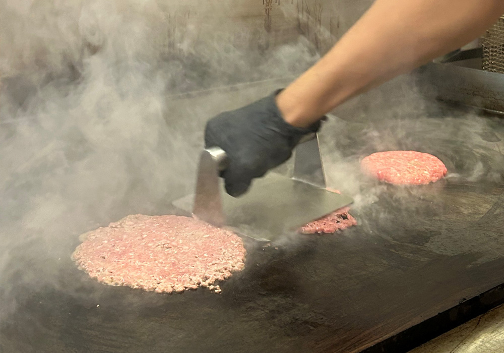 専用のミートプレスで押しつぶしたパティ