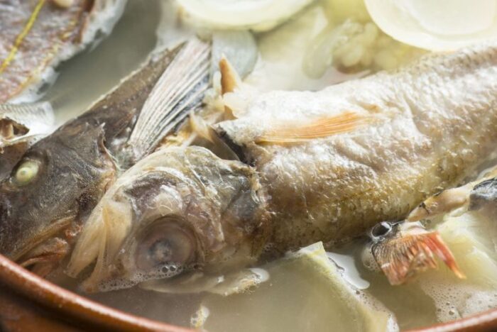 干物と野菜を一緒に茹でてスープに「茹でた干し魚」