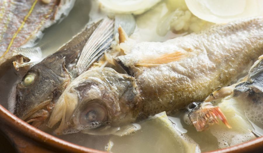 干物と野菜を一緒に茹でてスープに「茹でた干し魚」