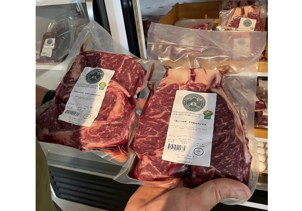 ファームショップでは生肉や乾燥肉などの牛肉製品を購入できる。